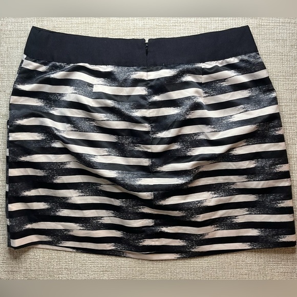 ⭐️ GAP A-line skirt- size 10- black grey stripe with small flaw - Picture 5 of 6
